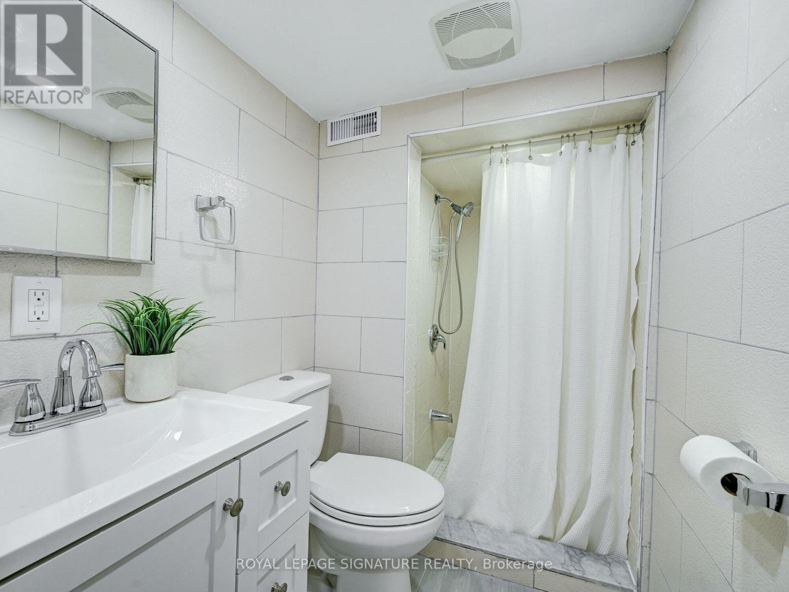 Ll - 1 Worthington Crescent, Toronto, Ontario  M6S 3P4 - Photo 21 - W12864294