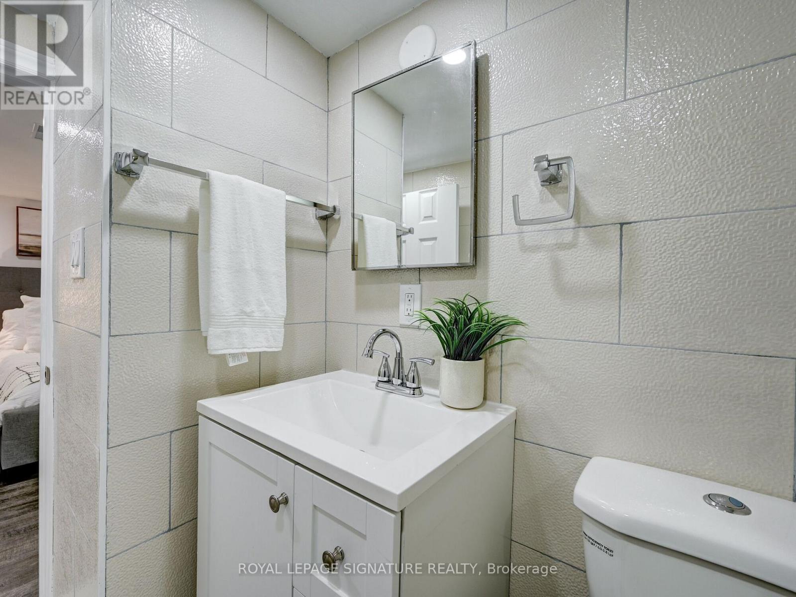 Ll - 1 Worthington Crescent, Toronto, Ontario  M6S 3P4 - Photo 22 - W12864294