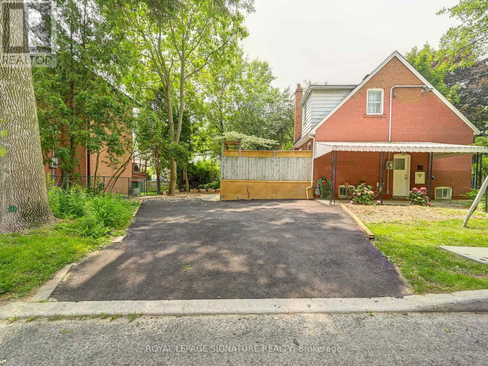 Ll - 1 Worthington Crescent, Toronto, Ontario  M6S 3P4 - Photo 24 - W12864294