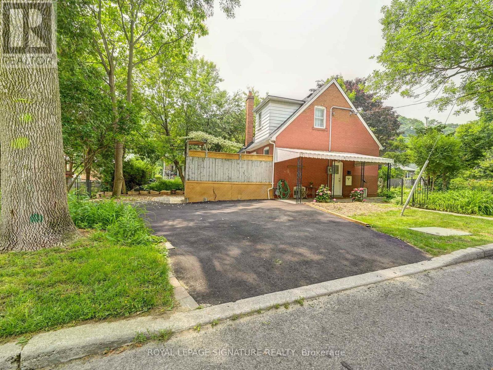 Ll - 1 Worthington Crescent, Toronto, Ontario  M6S 3P4 - Photo 25 - W12864294