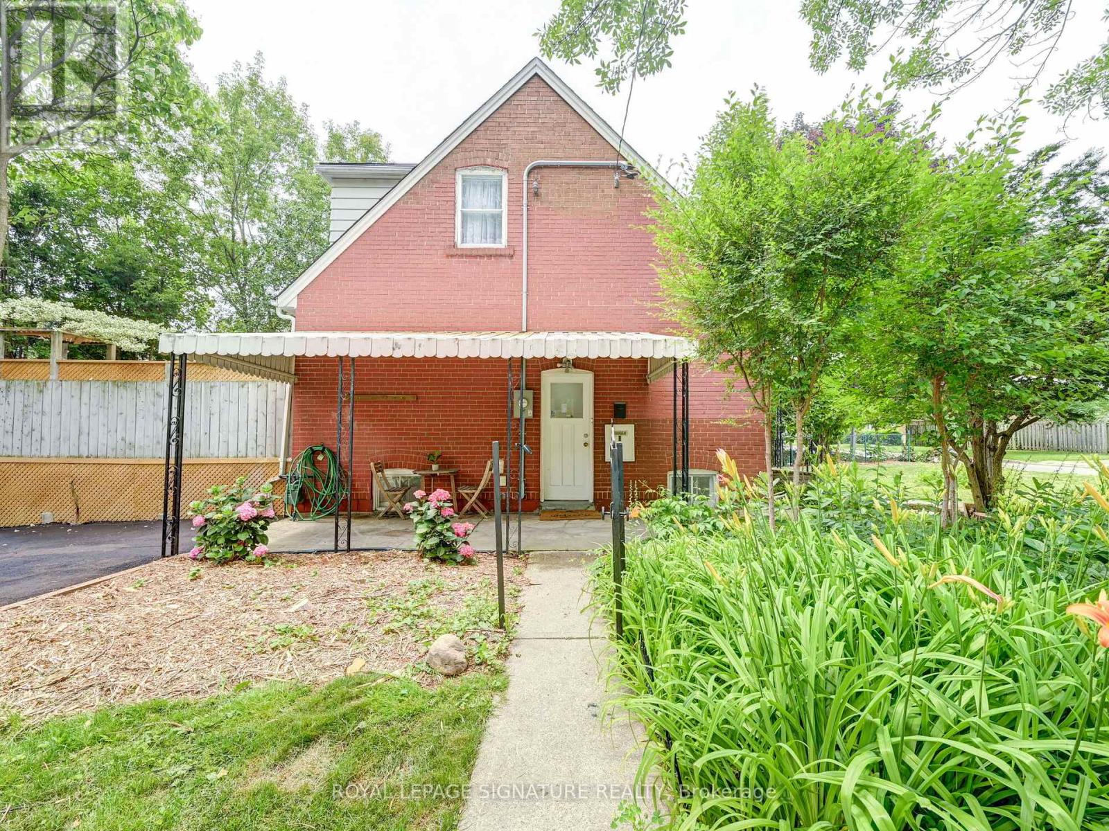 Ll - 1 Worthington Crescent, Toronto, Ontario  M6S 3P4 - Photo 27 - W12864294