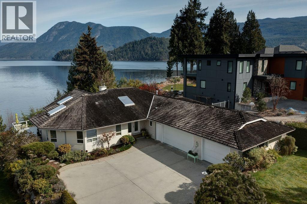 6484 N GALE AVENUE, sechelt, British Columbia