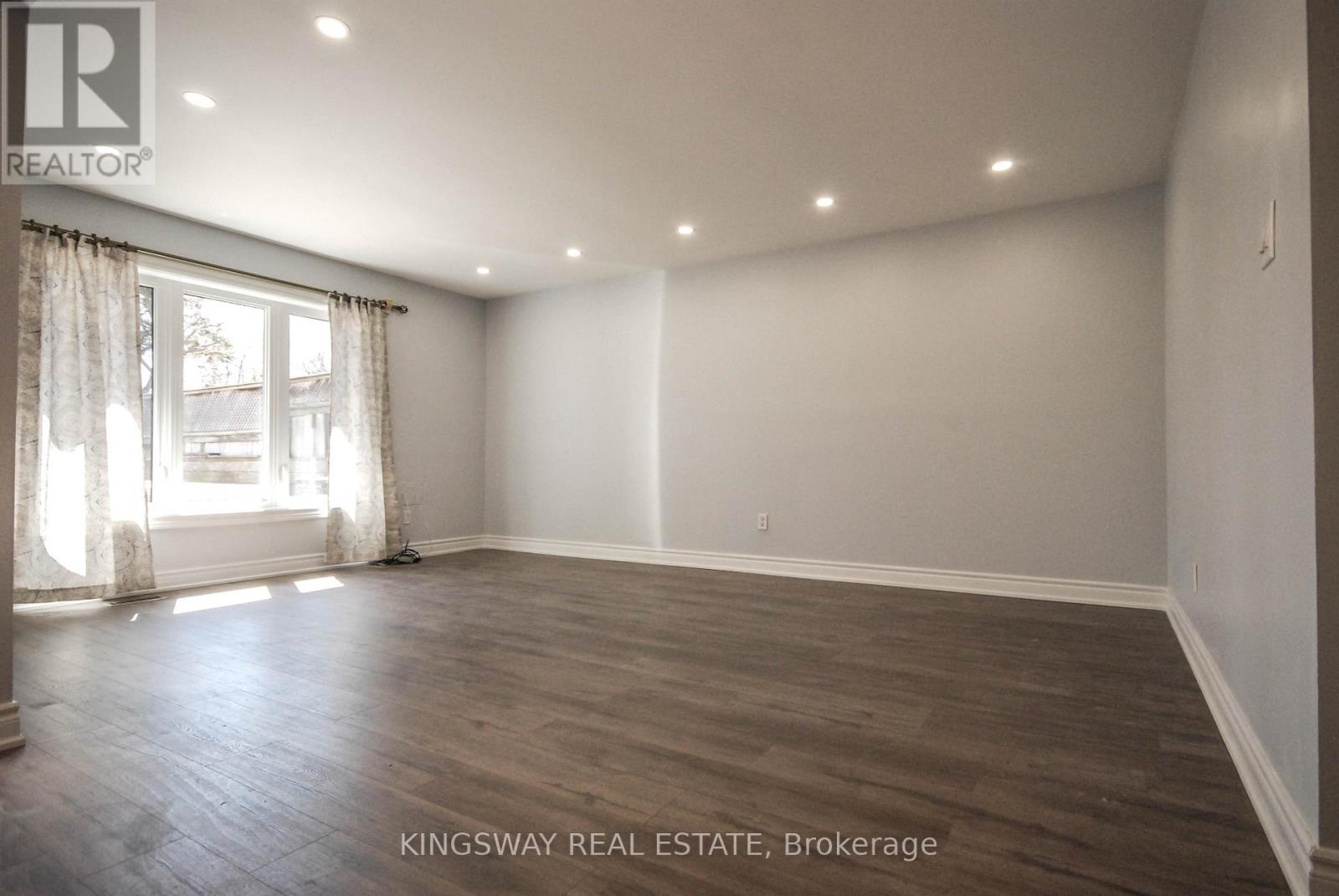 1009 Raintree Lane, Mississauga, Ontario  L5H 3Y5 - Photo 4 - W12864348