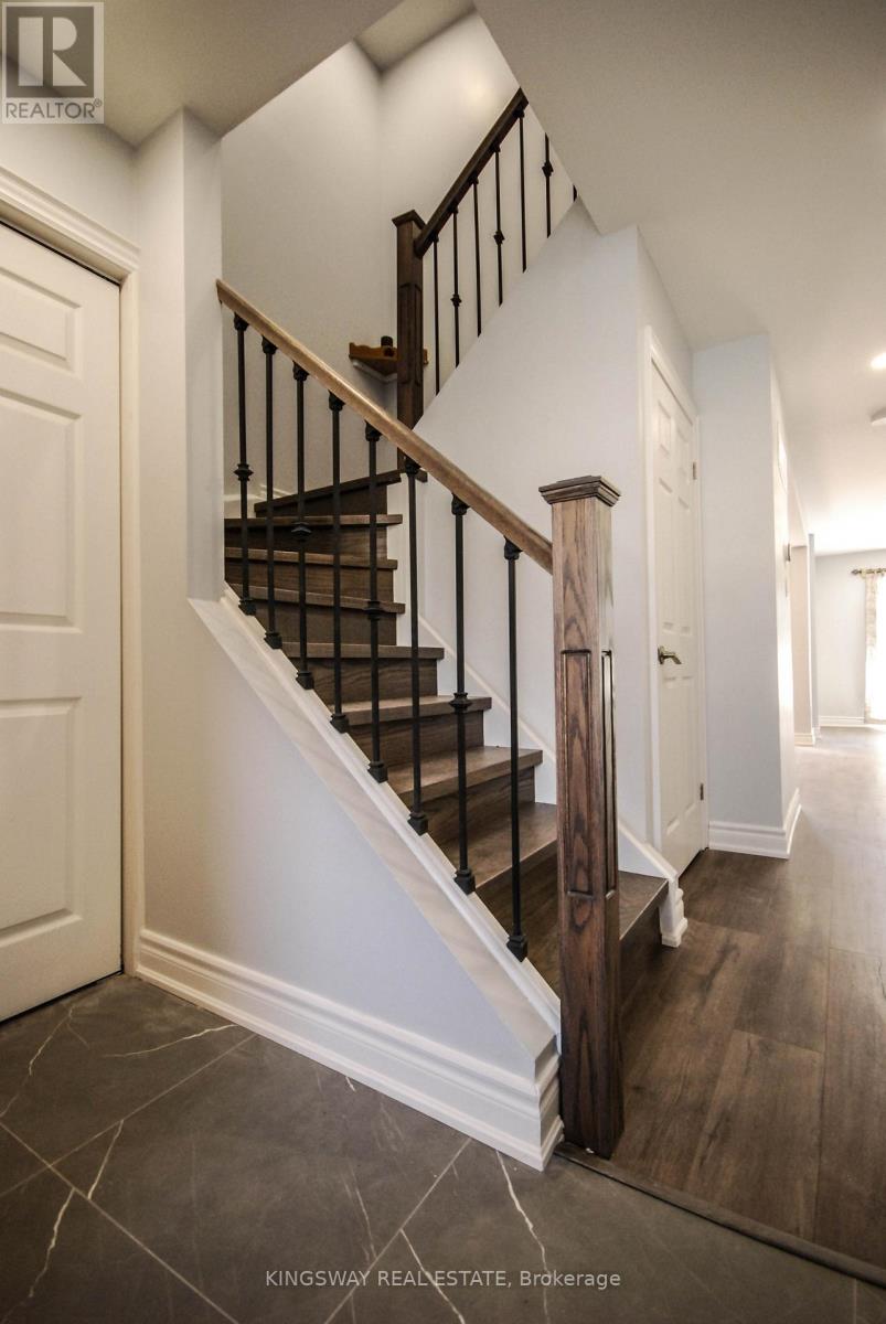 1009 Raintree Lane, Mississauga, Ontario  L5H 3Y5 - Photo 9 - W12864348