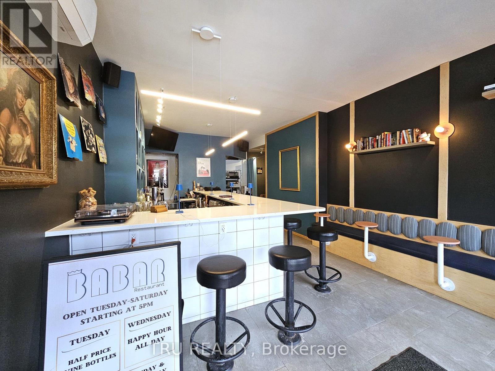 826 Somerset Street W, Ottawa, Ontario  K1S 4N2 - Photo 3 - X12864388