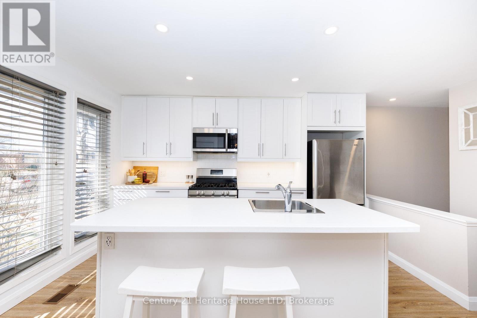 6937 Dolphin Street, Niagara Falls, Ontario  L2E 6Y8 - Photo 4 - X12864422