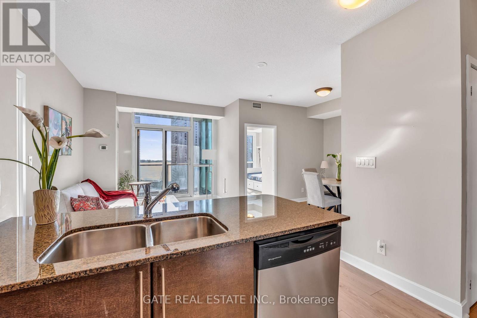 1809 - 18 Harbour Street, Toronto, Ontario  M5J 2Z6 - Photo 10 - C12864398