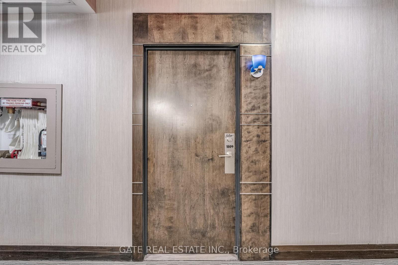 1809 - 18 Harbour Street, Toronto, Ontario  M5J 2Z6 - Photo 4 - C12864398