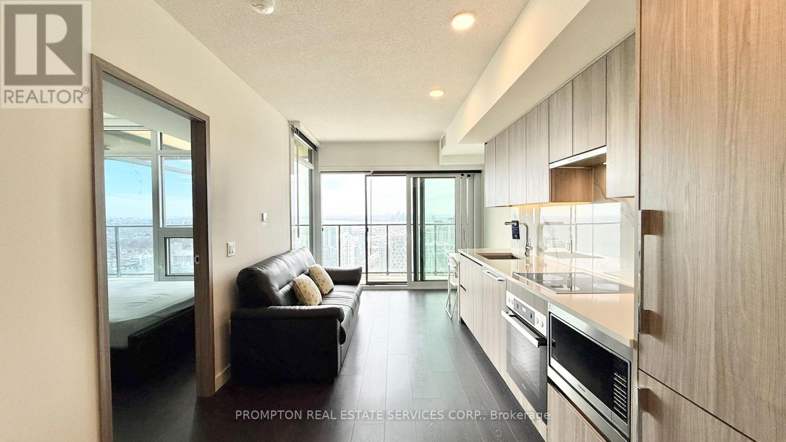 5712 - 3 Concord Cityplace Way, Toronto, Ontario  M5V 0X4 - Photo 2 - C12864402