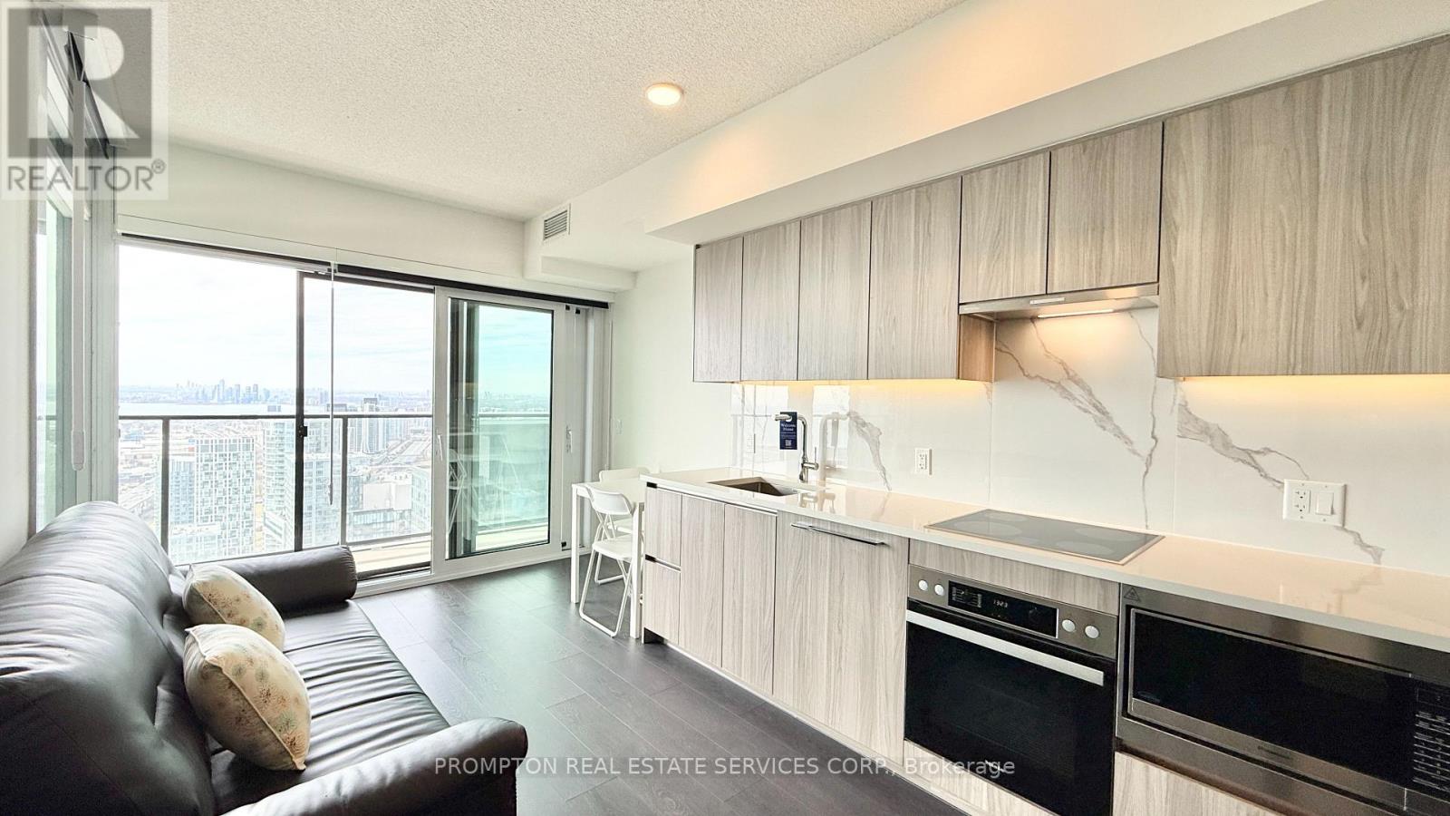5712 - 3 Concord Cityplace Way, Toronto, Ontario  M5V 0X4 - Photo 3 - C12864402