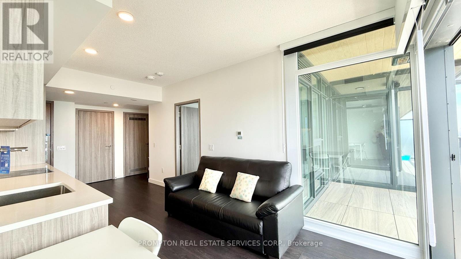 5712 - 3 Concord Cityplace Way, Toronto, Ontario  M5V 0X4 - Photo 6 - C12864402