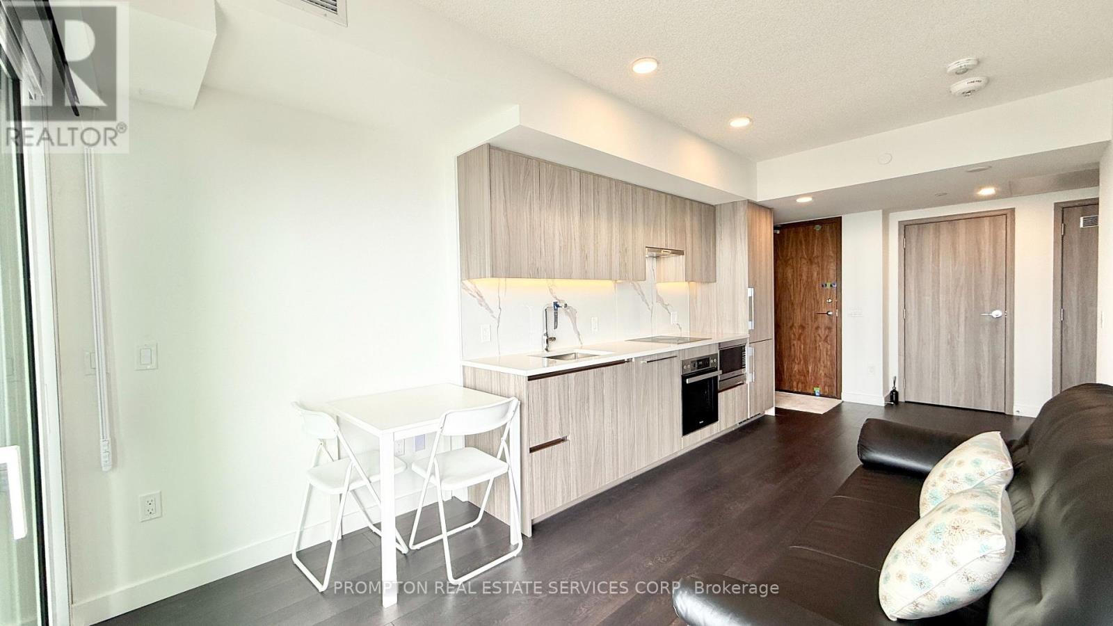 5712 - 3 Concord Cityplace Way, Toronto, Ontario  M5V 0X4 - Photo 7 - C12864402