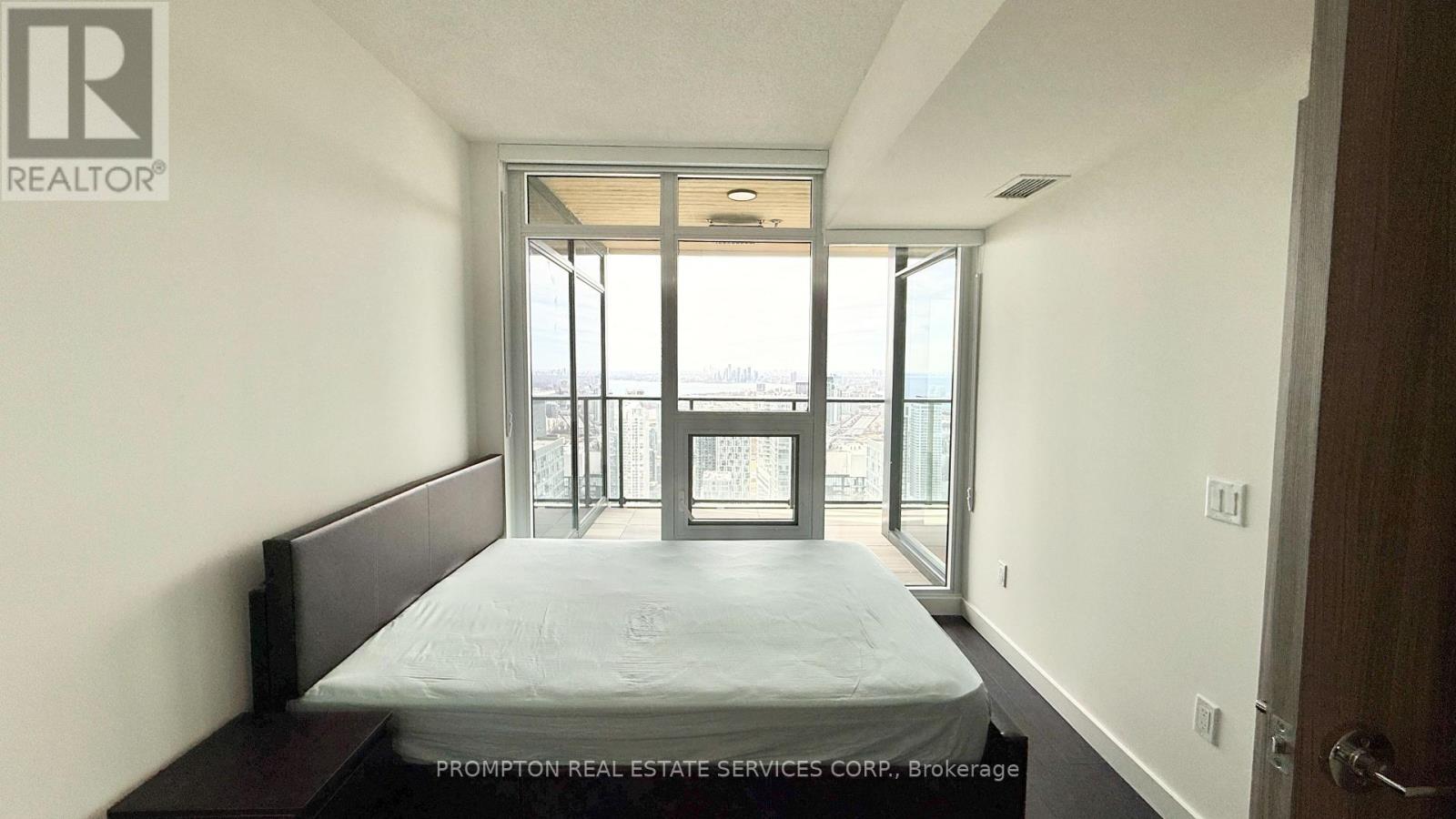 5712 - 3 Concord Cityplace Way, Toronto, Ontario  M5V 0X4 - Photo 9 - C12864402