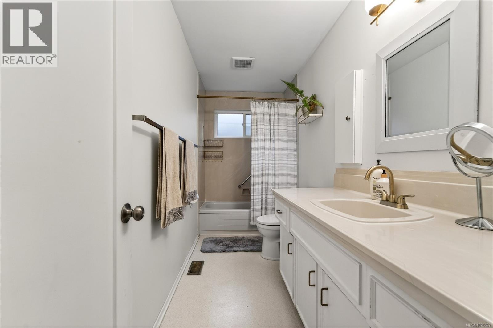 3905 Grange Rd, Saanich, British Columbia  V8Z 4T6 - Photo 41 - 1026697