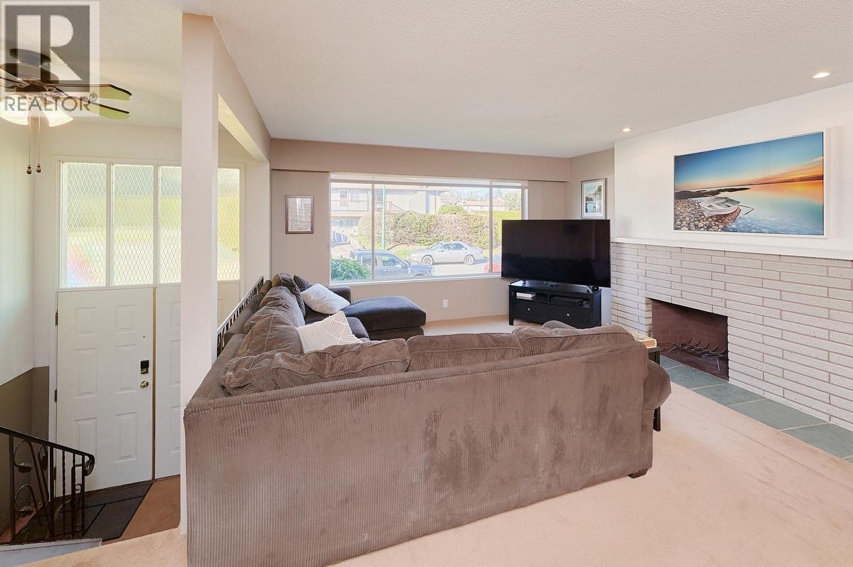 4086 Lister Court, Burnaby, British Columbia  V5G 2C2 - Photo 4 - R3097747