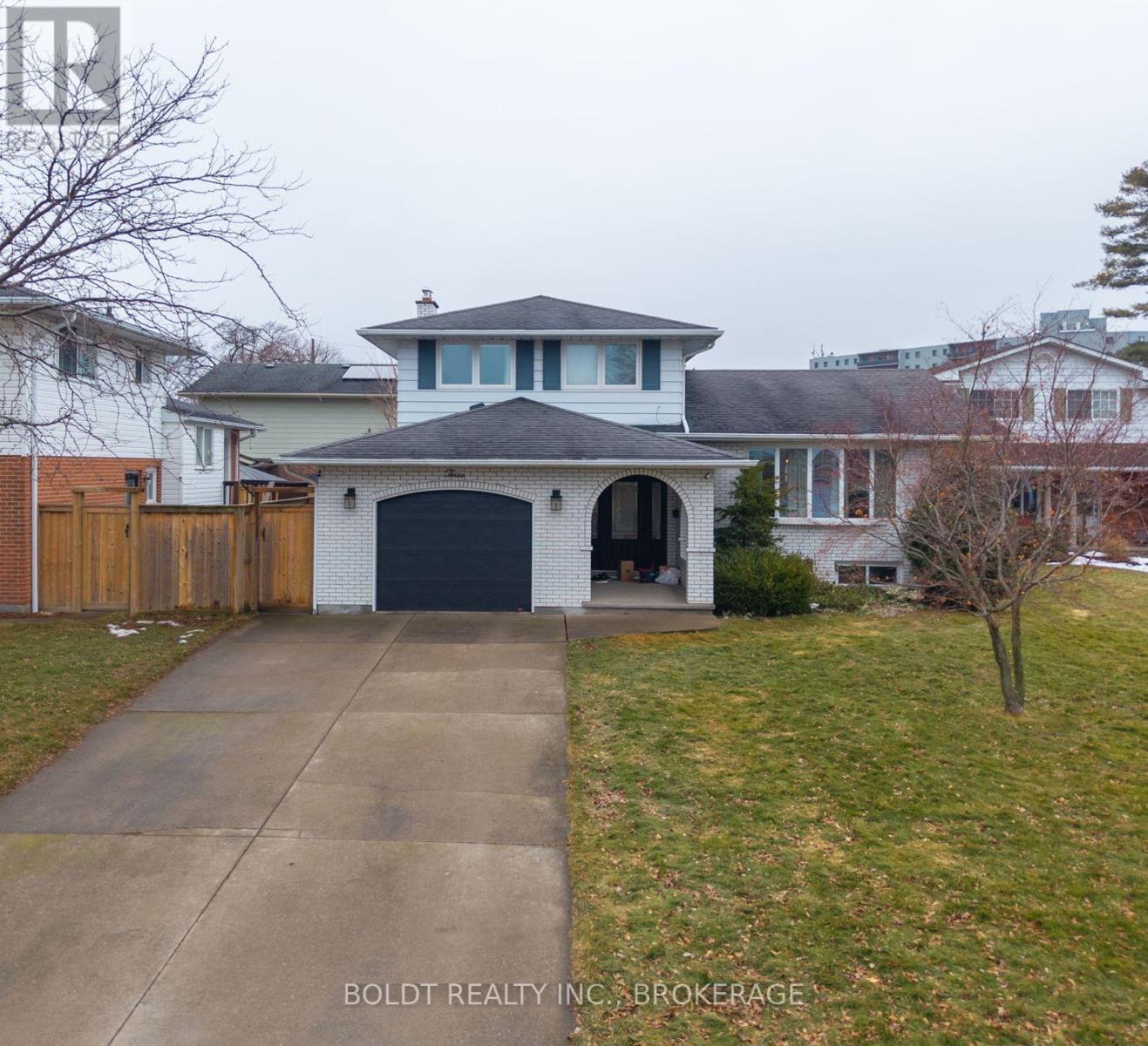 3 Wendover Place, St. Catharines, Ontario  L2N 6T9 - Photo 2 - X12864460