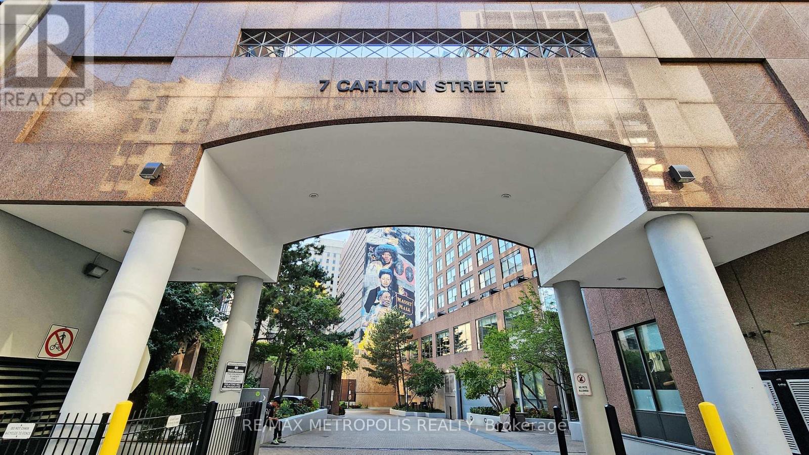 1107 - 7 Carlton Street, Toronto, Ontario  M5B 2M3 - Photo 2 - C12864564