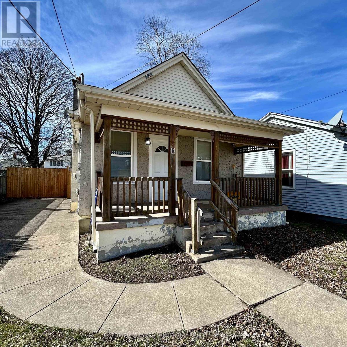 11 Greenlaw Place, St. Catharines, Ontario  L2R 4S5 - Photo 2 - X12864568