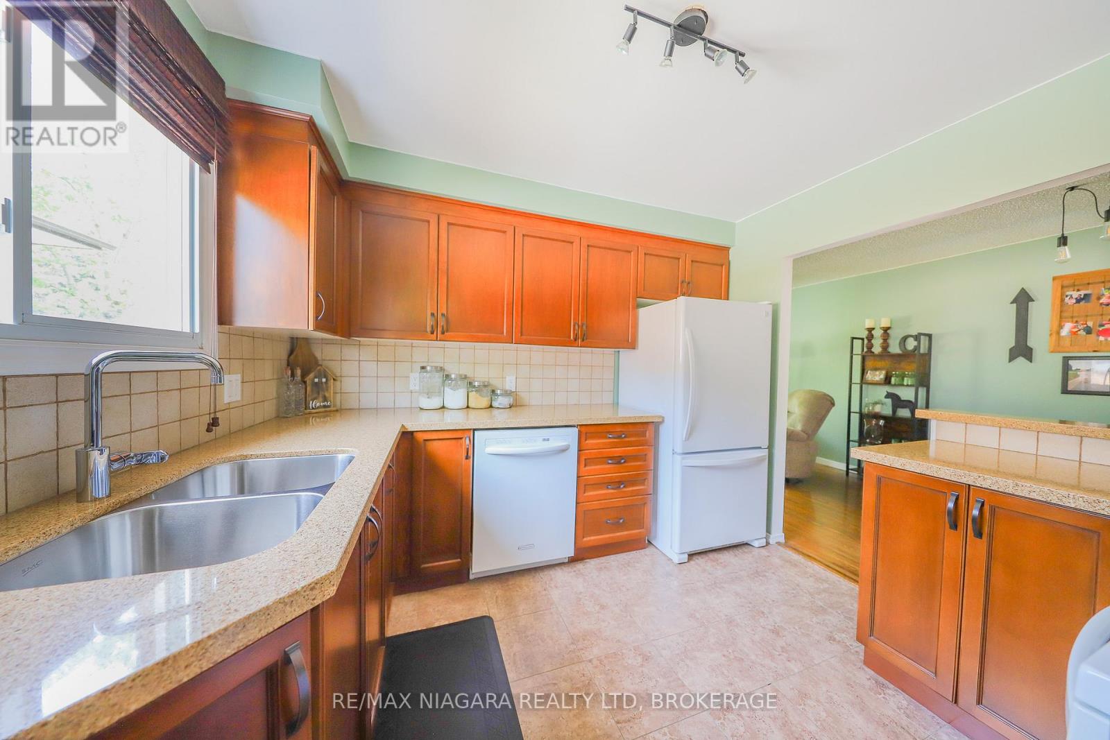 42 Seymour Avenue, St. Catharines, Ontario  L2P 1A7 - Photo 10 - X12864580