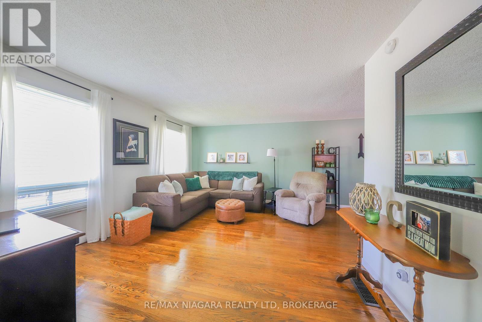 42 Seymour Avenue, St. Catharines, Ontario  L2P 1A7 - Photo 5 - X12864580