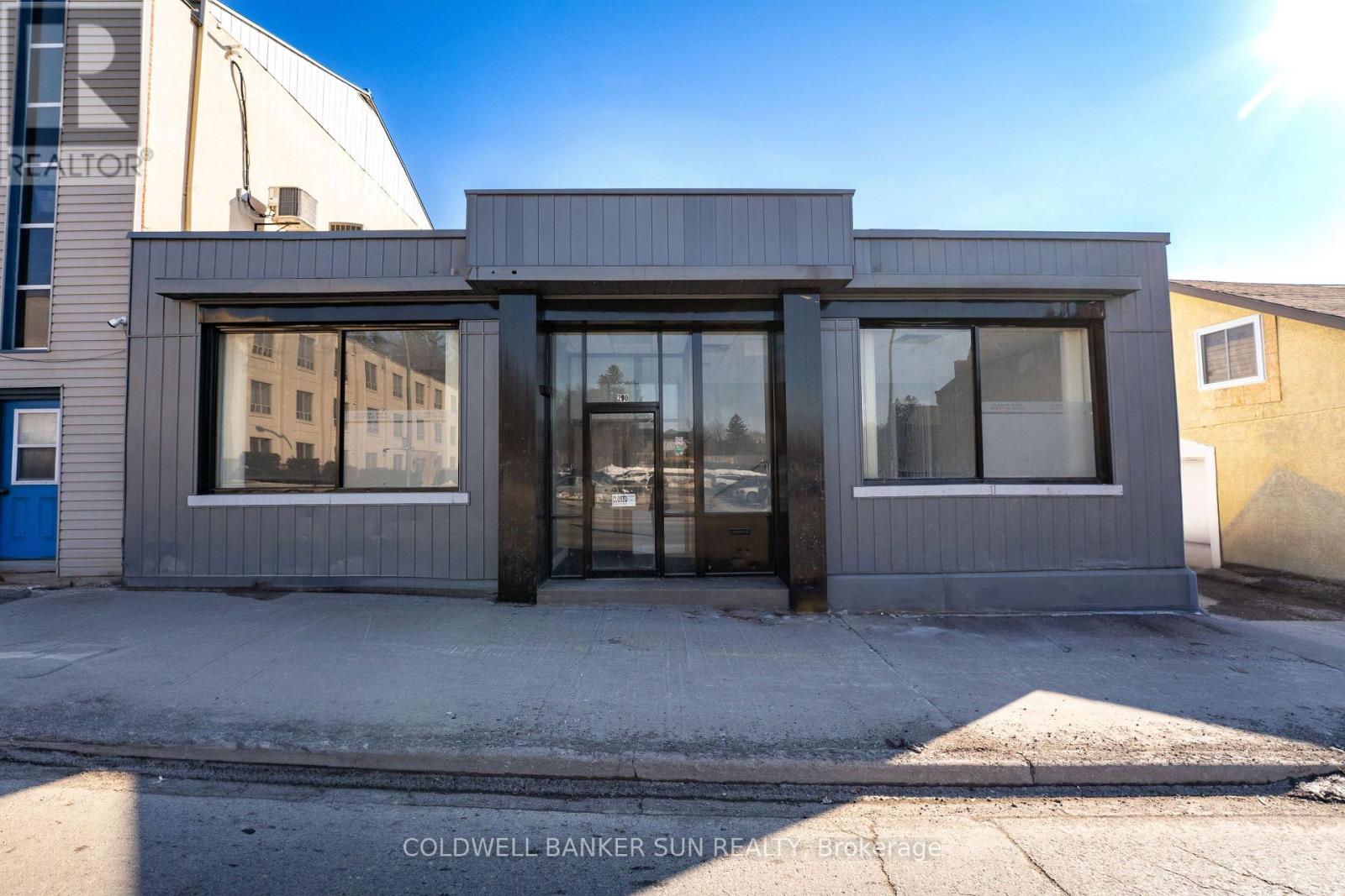 290 DUNDAS STREET, Woodstock, Ontario