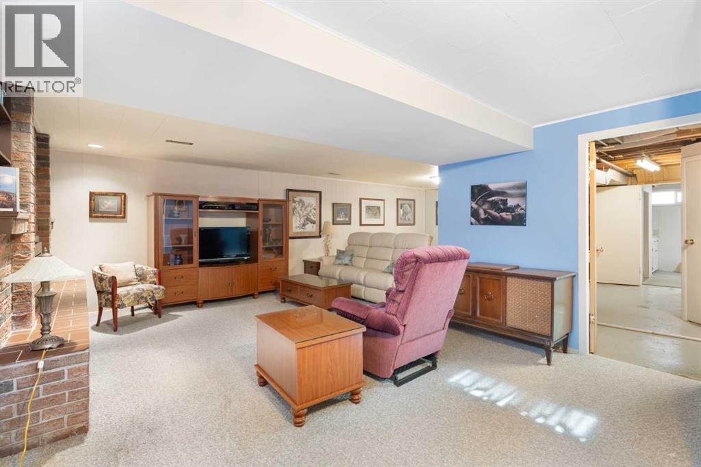 59 Hogarth Crescent Sw, Calgary, Alberta  T2V 3A8 - Photo 9 - A2291698