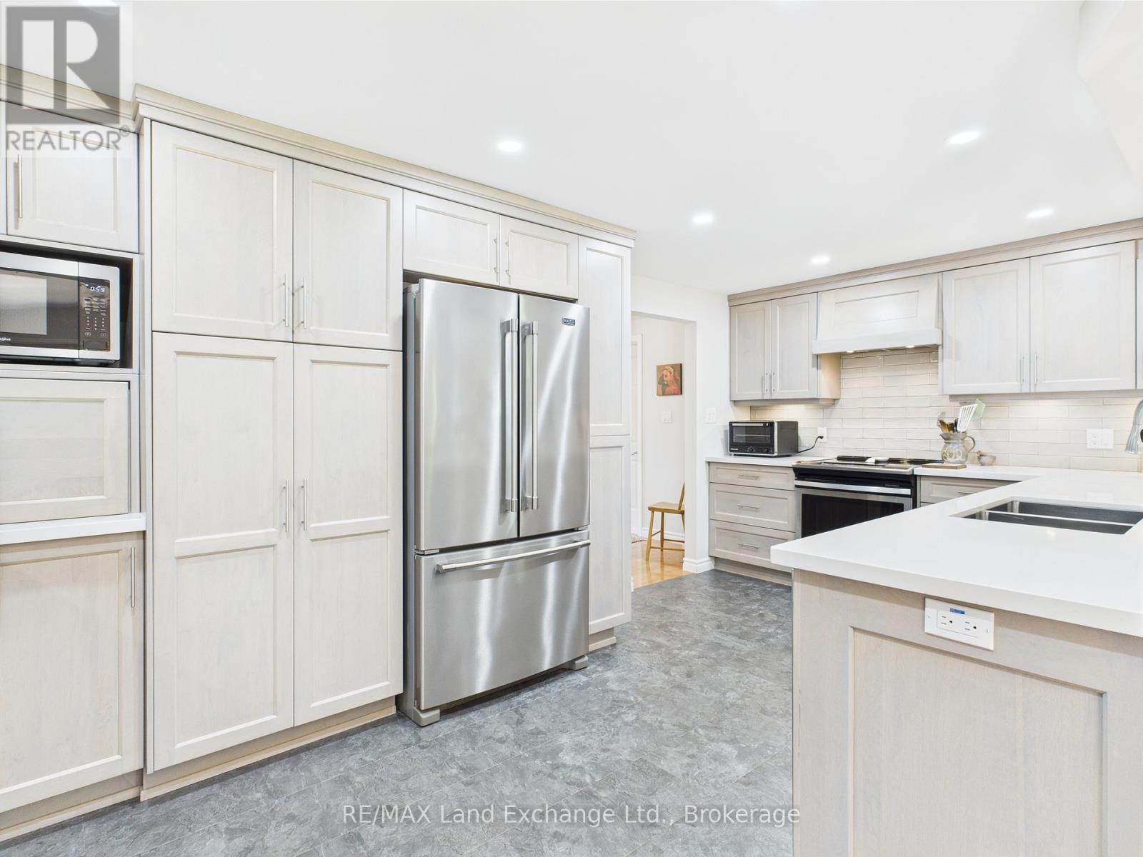 40 Eastwood Crescent, Kincardine, Ontario  N2Z 2X6 - Photo 3 - X12864752