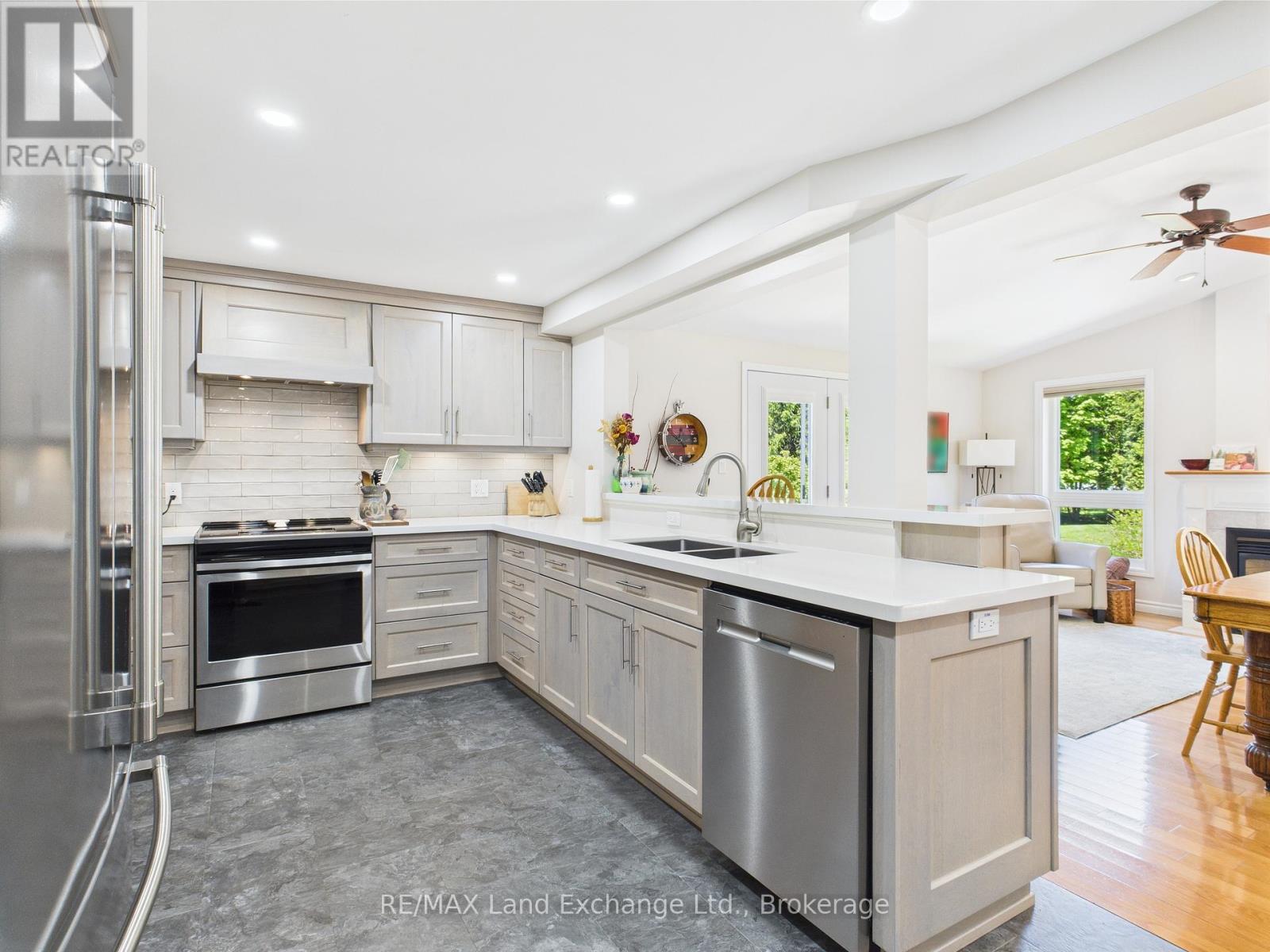 40 Eastwood Crescent, Kincardine, Ontario  N2Z 2X6 - Photo 4 - X12864752