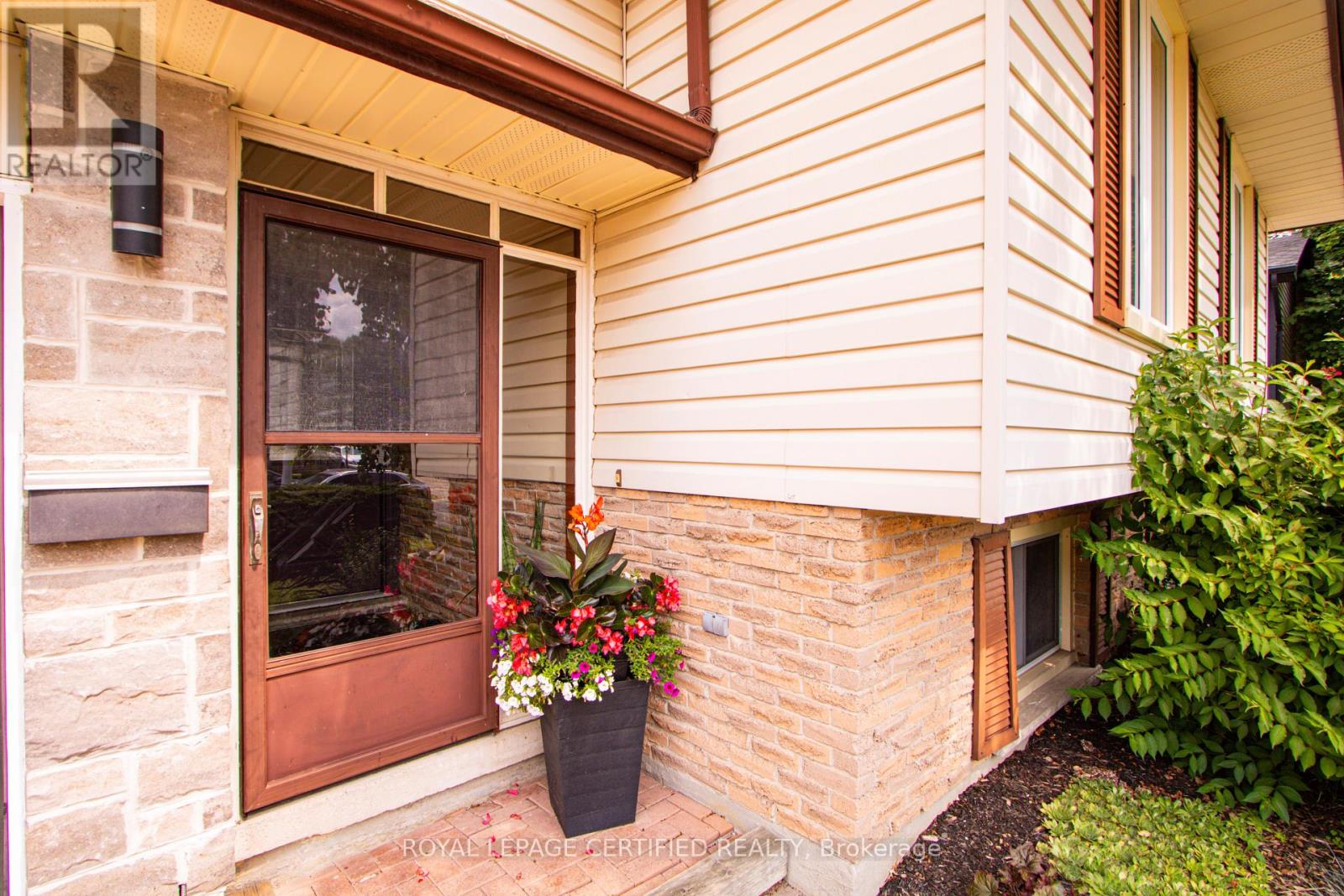 451 Lampman Place, Woodstock, Ontario  N4S 8L7 - Photo 6 - X12846658