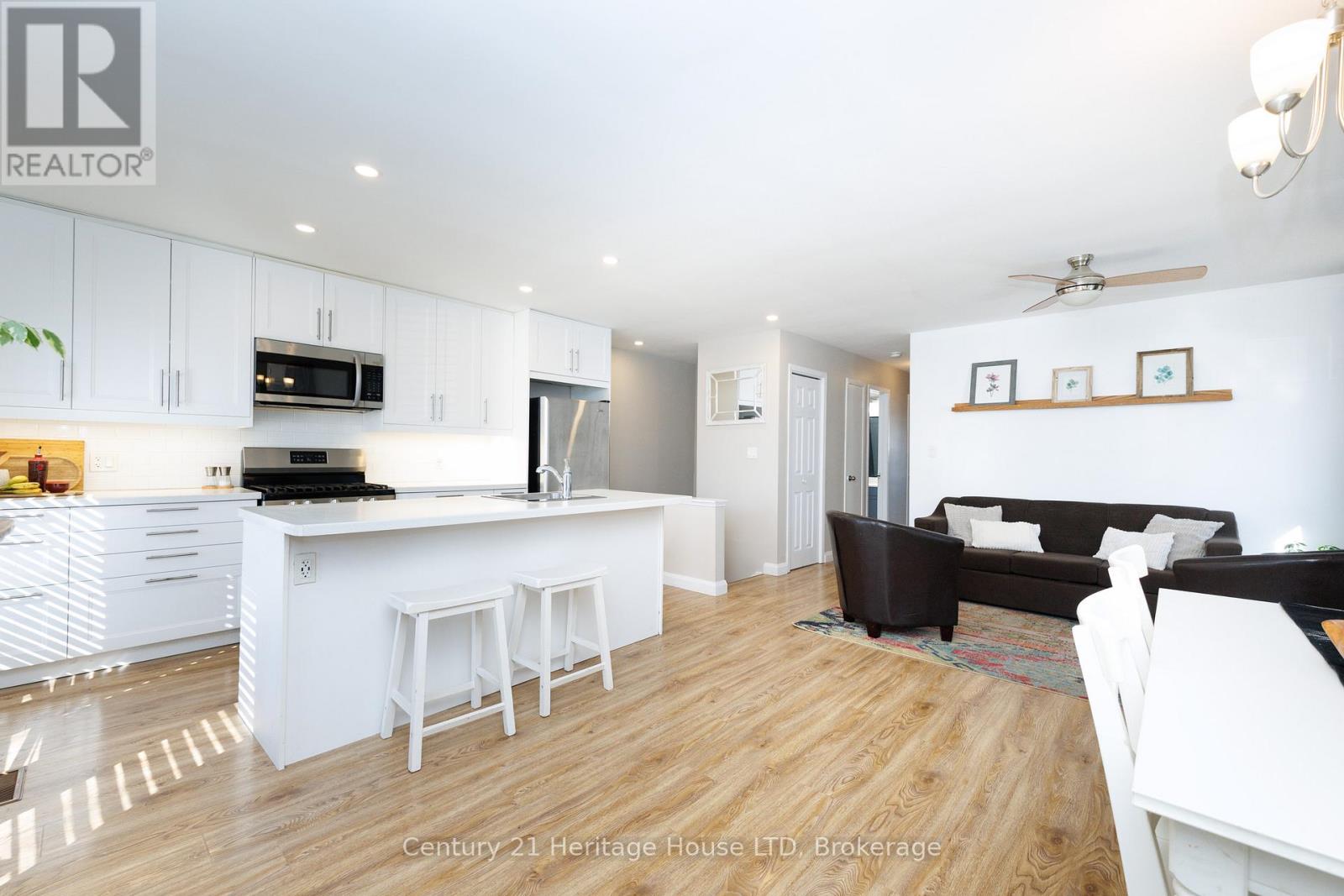 6937 Dolphin Street, Niagara Falls, Ontario  L2E 6Y8 - Photo 4 - X12864422