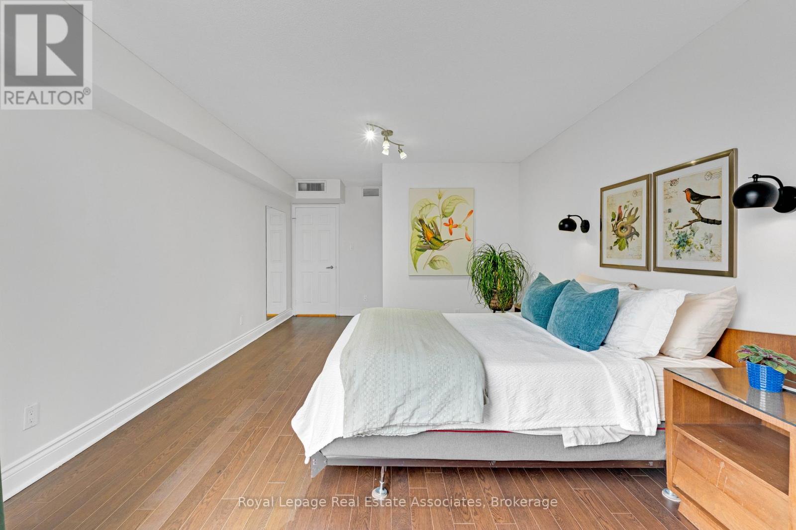 402 - 1240 Marlborough Court, Oakville, Ontario  L6H 3K7 - Photo 10 - W12864788