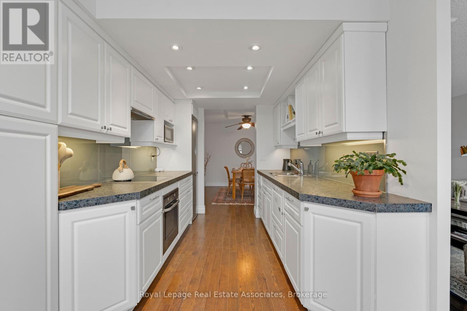 402 - 1240 Marlborough Court, Oakville, Ontario  L6H 3K7 - Photo 6 - W12864788