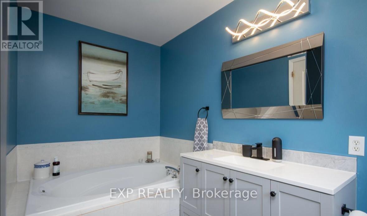 61 Flowertree Crescent, Ottawa, Ontario  K2M 2R7 - Photo 13 - X12864708