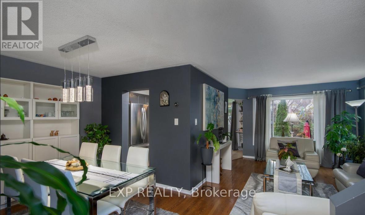 61 Flowertree Crescent, Ottawa, Ontario  K2M 2R7 - Photo 3 - X12864708