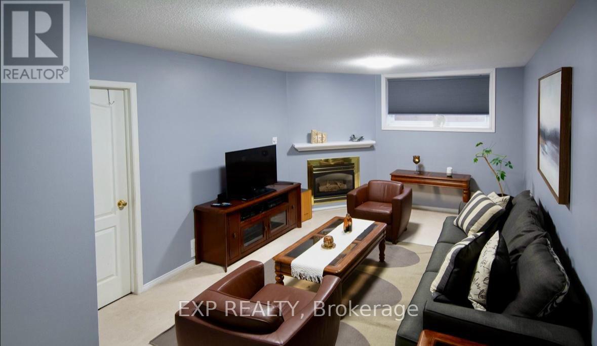 61 Flowertree Crescent, Ottawa, Ontario  K2M 2R7 - Photo 4 - X12864708