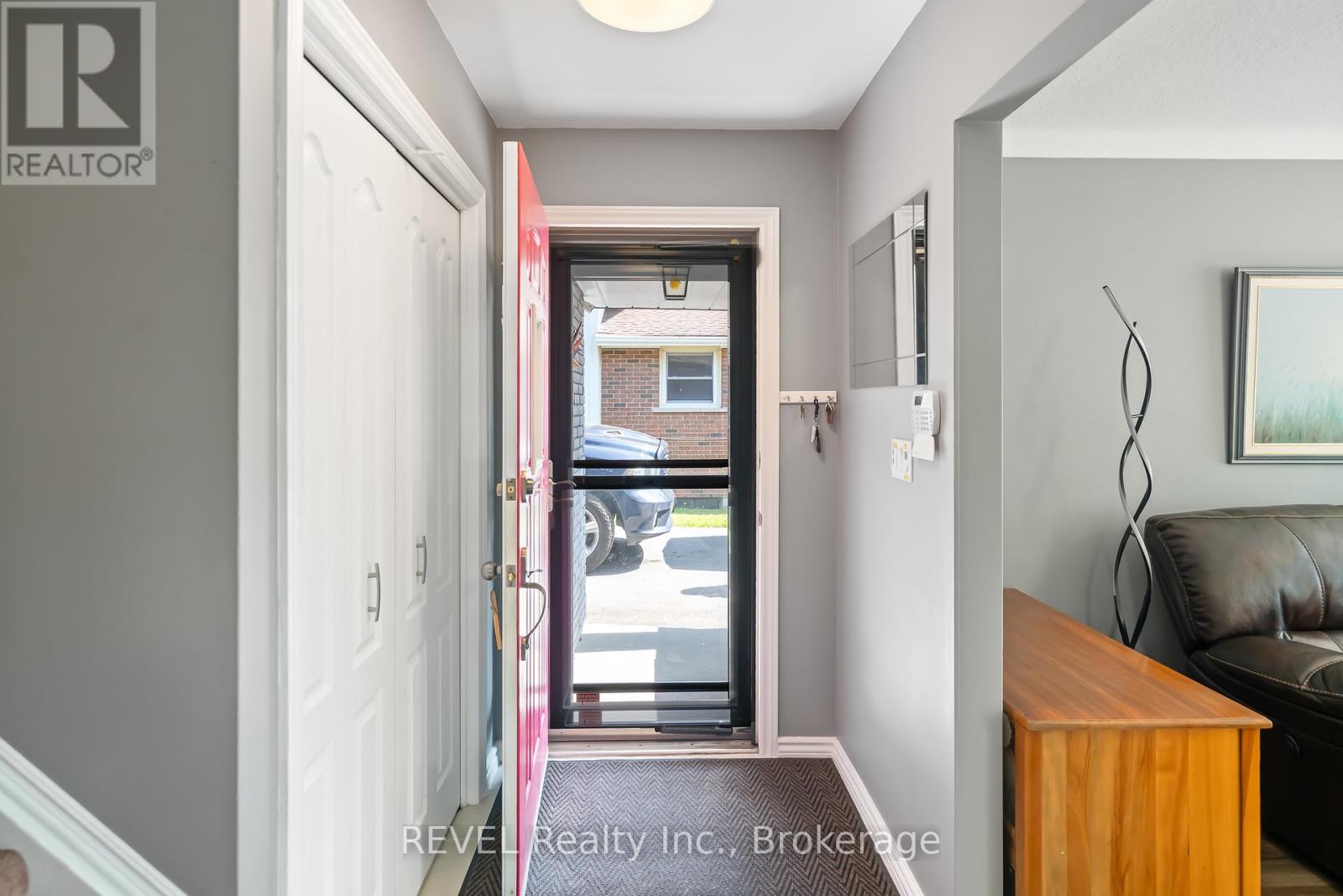 9 Fitzroy Lane, St. Catharines, Ontario  L2M 6N6 - Photo 4 - X12864798