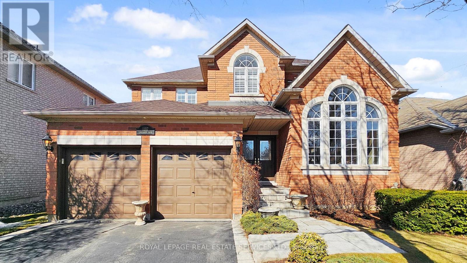1197 Lindenrock Drive, Oakville, Ontario  L6H 6T5 - Photo 1 - W12864804