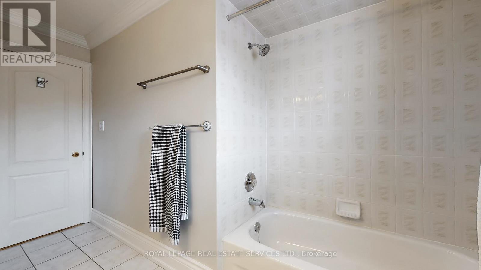 1197 Lindenrock Drive, Oakville, Ontario  L6H 6T5 - Photo 38 - W12864804