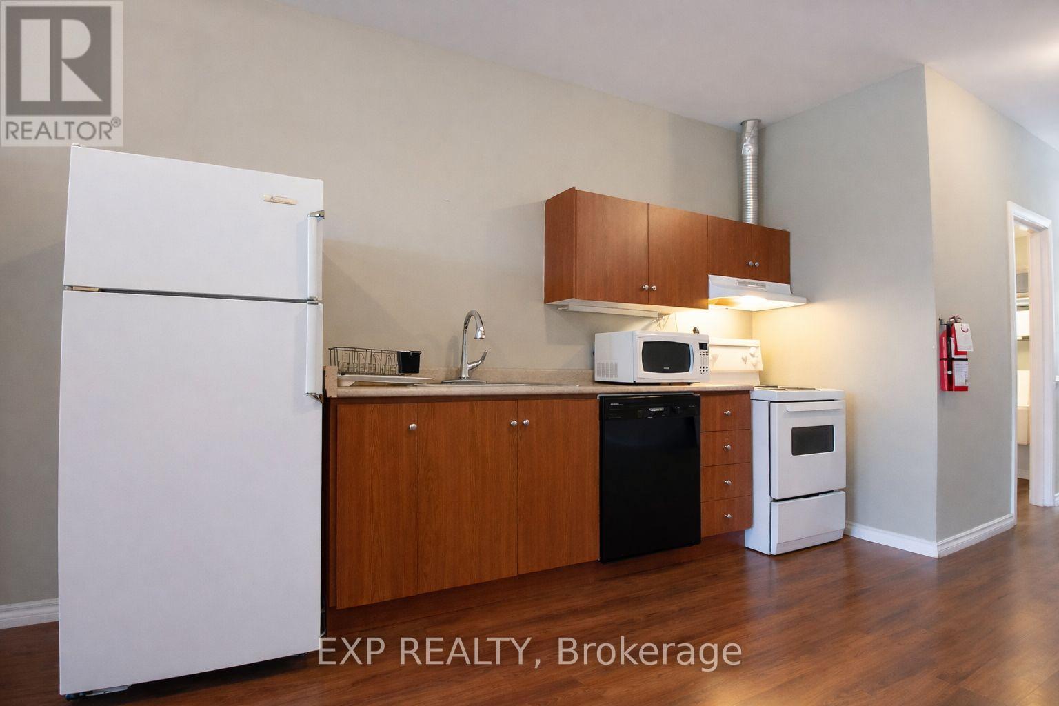 2nd Floor - 1038 Coxwell Avenue, Toronto, Ontario  M4C 3G5 - Photo 3 - E12864896