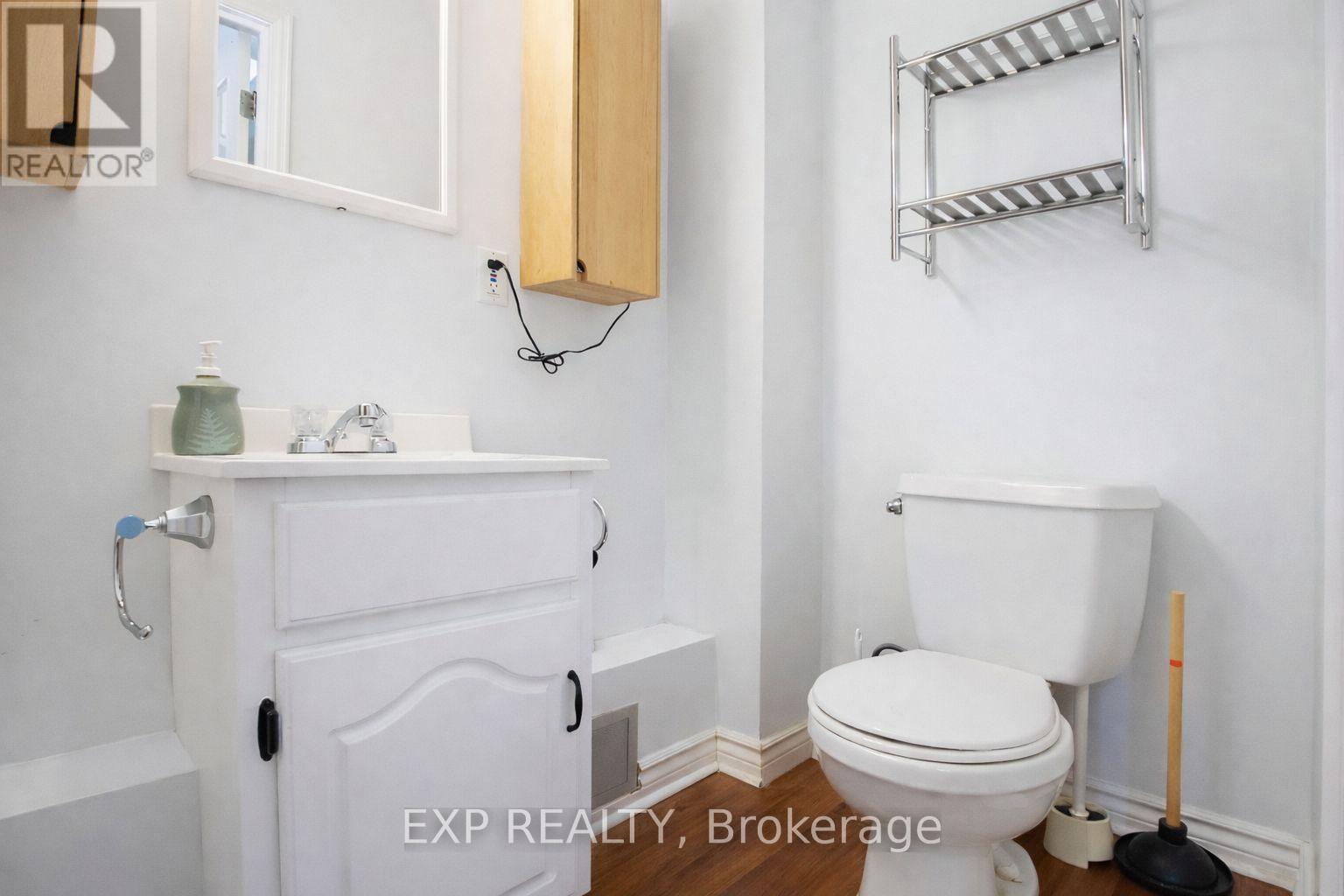 2nd Floor - 1038 Coxwell Avenue, Toronto, Ontario  M4C 3G5 - Photo 8 - E12864896