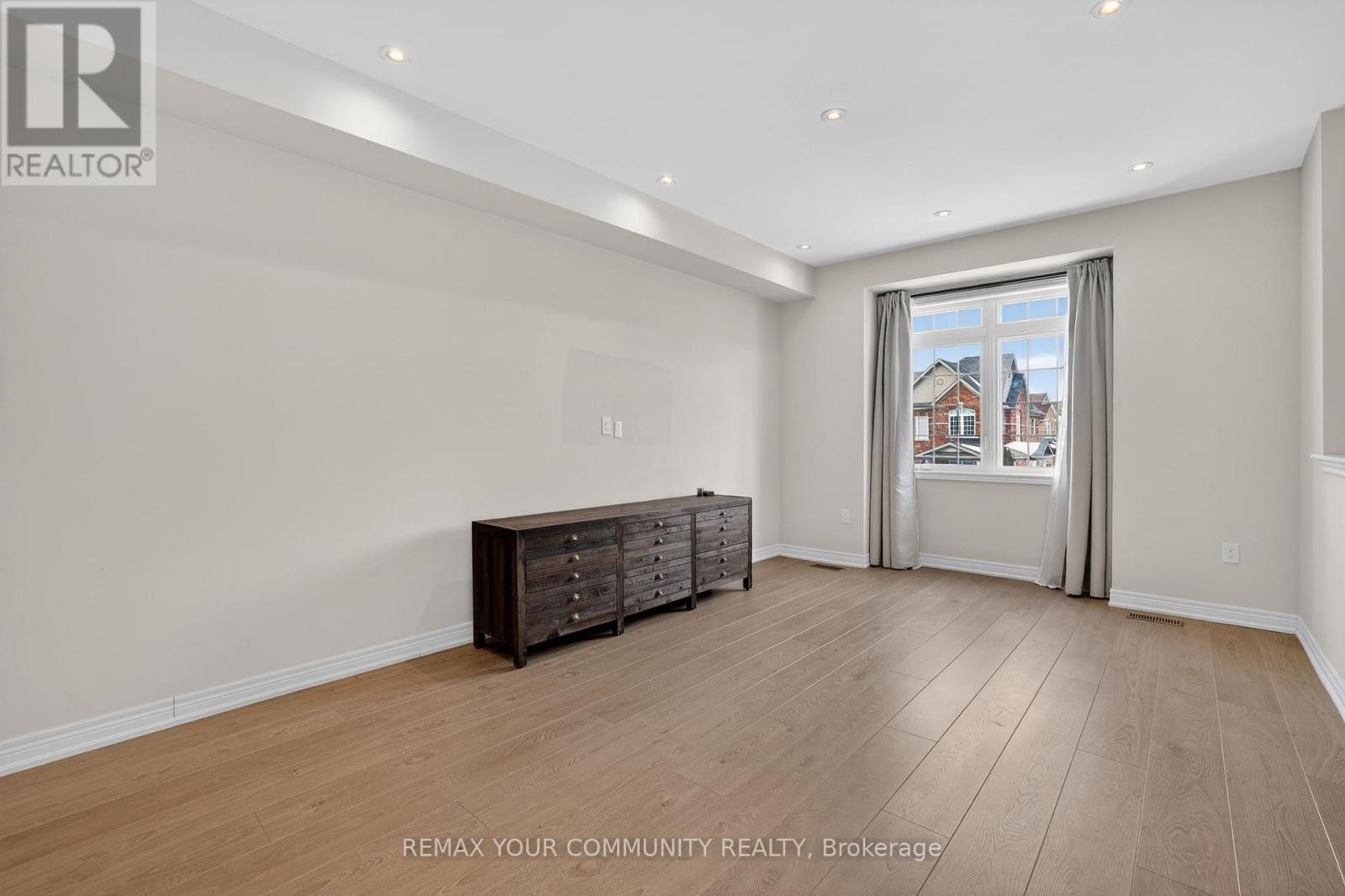 49 Matthewson Avenue, Bradford West Gwillimbury, Ontario  L3Z 0P3 - Photo 9 - N12853208