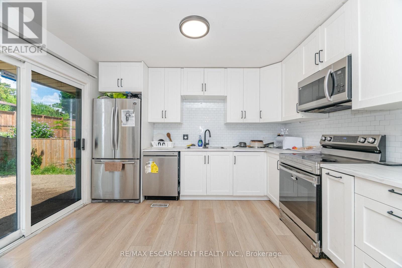 Upper - 214 Forest Hill Drive, Kitchener, Ontario  N2M 4G3 - Photo 10 - X12864966