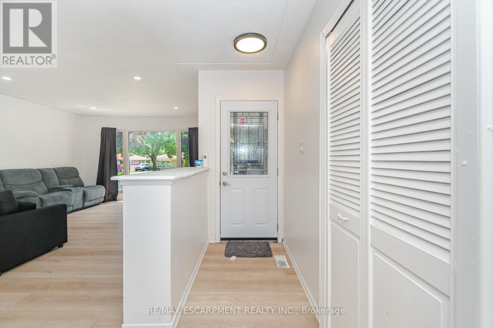 Upper - 214 Forest Hill Drive, Kitchener, Ontario  N2M 4G3 - Photo 4 - X12864966