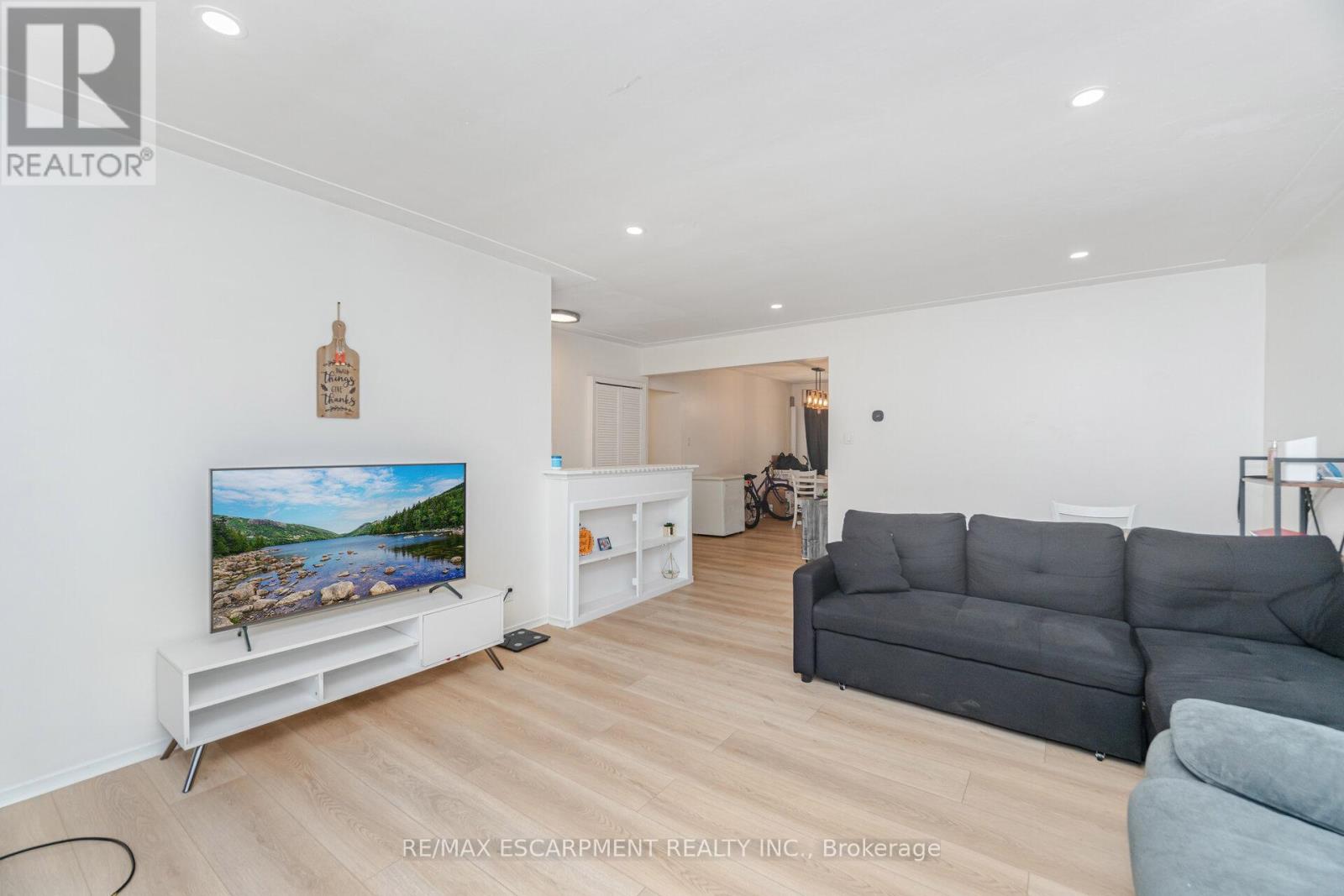 Upper - 214 Forest Hill Drive, Kitchener, Ontario  N2M 4G3 - Photo 7 - X12864966