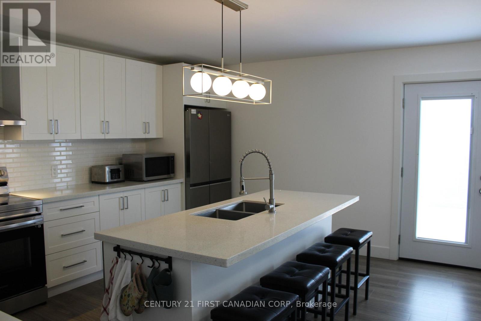 2609 Oil Heritage Road, Oil Springs, Ontario  N0N 1P0 - Photo 9 - X12865072