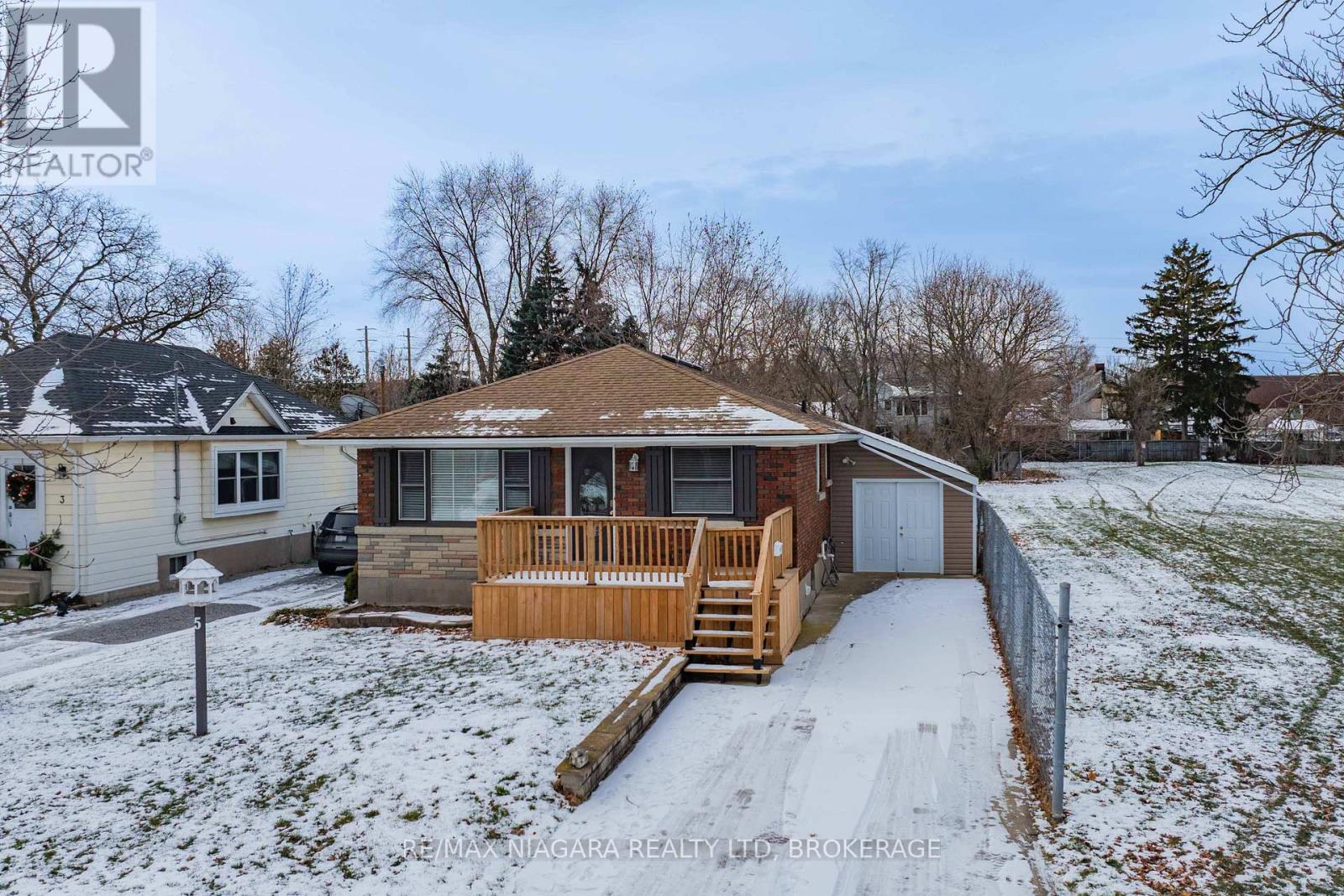 5 St Peter Street, St. Catharines, Ontario  L2T 1N7 - Photo 2 - X12865056