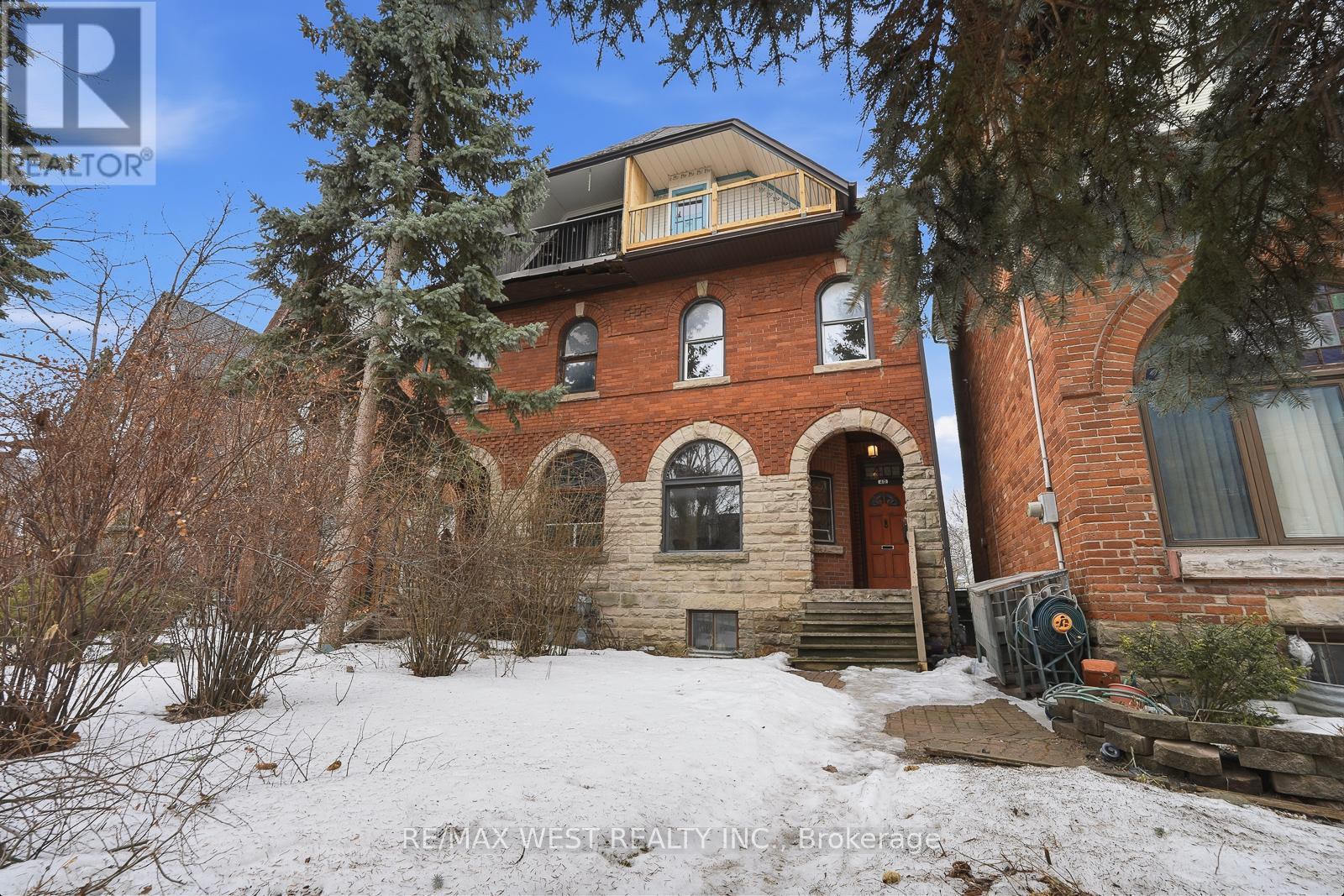 <div class="slider-price">$1,689,000</div><p>40 River Street, Toronto, Ontario</p>