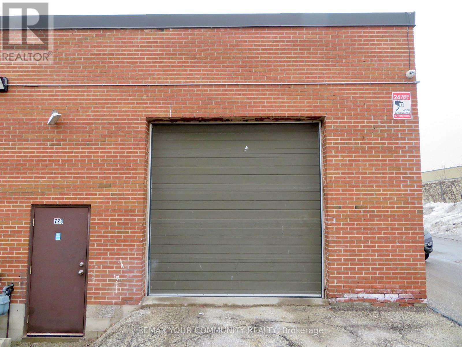 723 Garyray Drive, Toronto, Ontario  M9L 1R2 - Photo 2 - W12865138