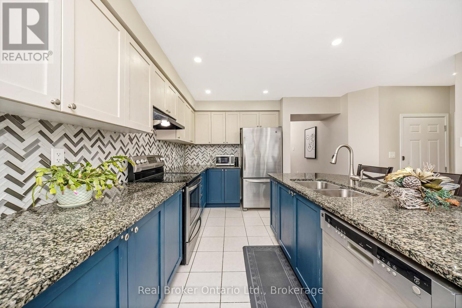 241 Pineglen Crescent, Kitchener, Ontario  N2R 0G2 - Photo 16 - X12865432