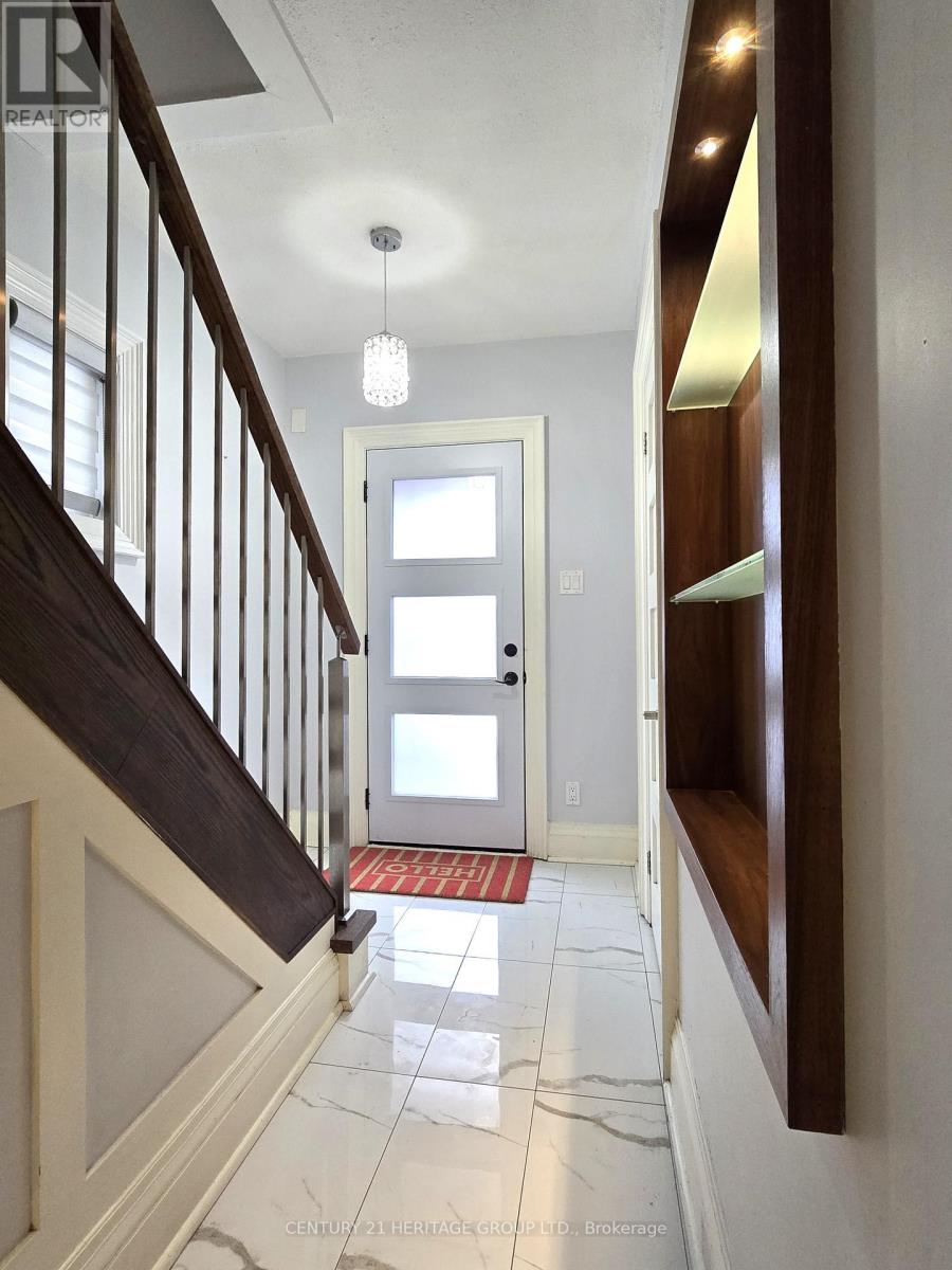 46 Mahoney Avenue, Toronto (Mount Dennis), Ontario  M6M 2H4 - Photo 4 - W12861440